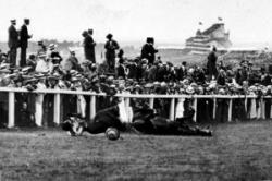 Suffragette dies - throws herself in front of the KIngs Horse
